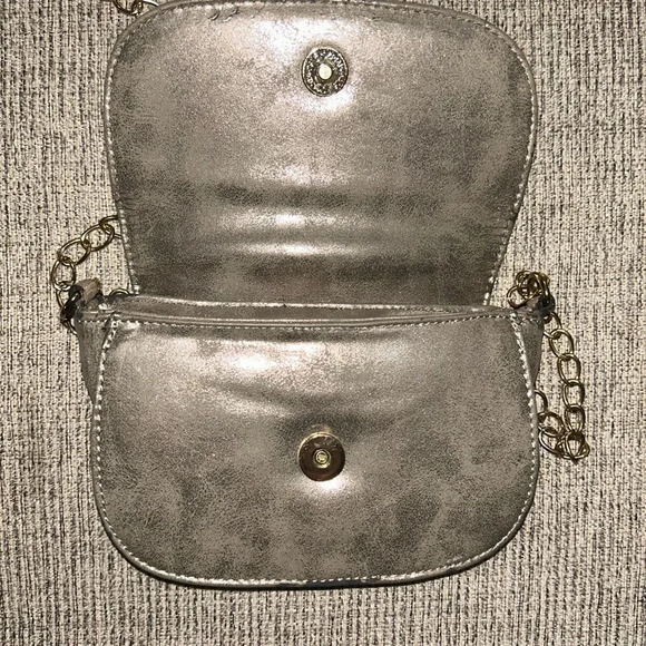 😍metallic toned purse with metal chain - Picture 8 of 8